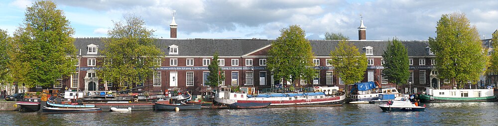 De Amstelhof gezien vanaf de Amstel