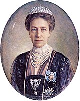 Drottning Victoria, Victoria av Baden, bär Stråldiademet samt det 13-radiga pärlhalsbandet. Hon bär även drottning Josefinas diamantcorsage.