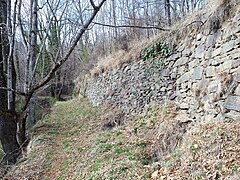 Mur construit en bordure d'un sentier au nord-ouest du village, avec des blocs de roche schisto-gréseuse, de l'Ordovicien (c. 450Ma).