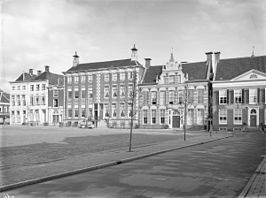 De noordzijde van de Ossenmarkt voor de oorlog. De twee panden links, op de hoek van de Nieuwe Boteringestraat, gingen bij de Bevrijding verloren