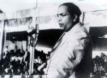 Ambedkar s'exprime dans un microphone.