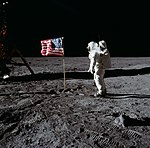 Buzz Aldrin gör honnör för USA:s flagga. Foto av Neil Armstrong.