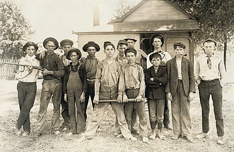 Teamo de basbalo komponita ĉefe de infanlaboristoj el vitrofara fabriko. Indianao (1908)