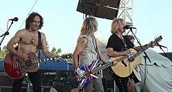 Def Leppard koncert, 2007. július 26-án Minotban. Balról jobbra: Vivian Campbell, Rick Savage és Joe Elliot