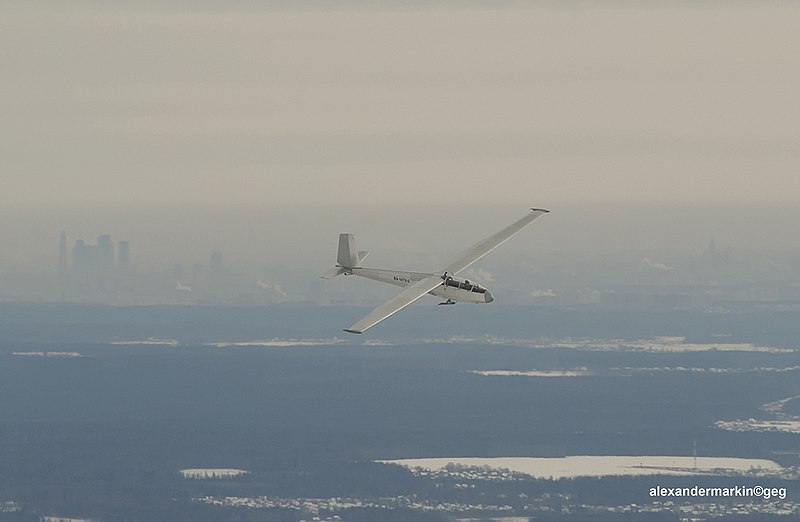 File:Glider Blanik L-13 and Moscow on the horizon. (12273950234).jpg