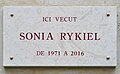 Plaque au no 60 en hommage à la couturière Sonia Rykiel.