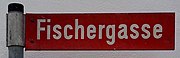 Die Straßenschilder in Freising sind in den Farben der Stadt rot und weiß gestaltet.