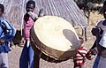 Tambors per enviar senyals, del sud-est del Senegal