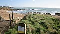 La plage des Sables rouges ; à l'arrière-plan Le Courégant.