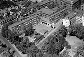 Oslo handelsgymnasium med Parkveien (i midten) opp forbi Ankerparken, KNA-hotellet (oppe til høyre) og Cort Adelers gate. Flyfoto: Helge Skappel, Widerøes Flyveselskap, 1951 / Oslo byarkiv