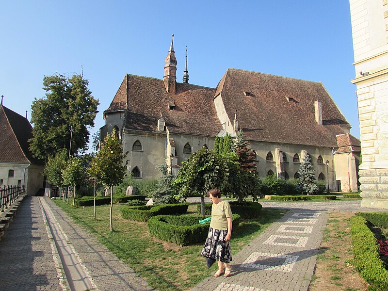 File:Biserica Manastirii din Sighisoara1.JPG