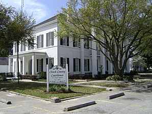 Clinch County Courthouse (2012). Das Courthouse entstand im Jahr 1896 im Stile Viktorianischer Architektur; 1936 wurde durch die Works Progress Administration ein neoklassizistischer Anbau ergänzt. Im September 1980 wurde das Gerichts- und Verwaltungsgebäude in das NRHP eingetragen.[1]