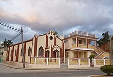 Ubicada en la intersección de la Ave. Jesús Menéndez (antiguo Paseo de Adelaida y la calle Rafael María Merchán)