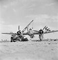 Bristol Beaufighter Mark IC (T4982 U) du No. 252 Squadron RAF à Idku (Égypte). À noter la configuration de son armement : 4 canons de 20 mm sous le nez, 4 mitrailleuses de 7,7 mm dans l'aile droite et 2 de même calibre dans l'aile gauche. Date : entre 1939 et 1943.