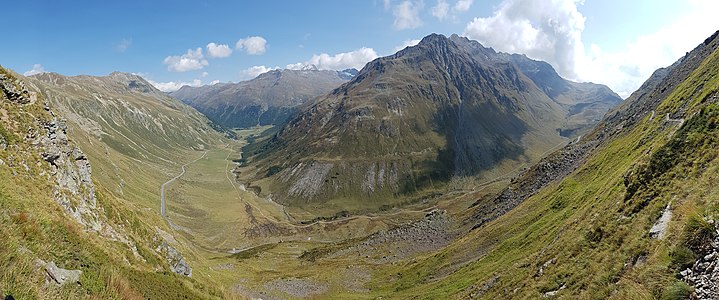 Ostseite des Passes, Blick in die Valle della Forcola. Die Forcola di Livigno befindet sich ganz rechts.