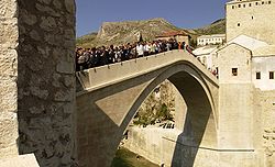 Il ponte di Mostar, distrutto nel 1993 e ricostruito/riaperto nel 2004