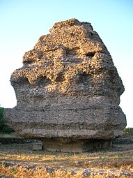 Mausoleo a piramide presso la Villa dei Quintili