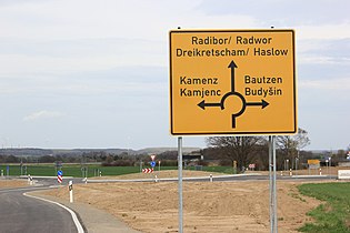 Zweisprachiger Wegweiser auf Deutsch und Obersorbisch