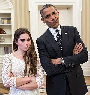 #7: Presidenten Barack Obama imiterar den nordamerikanska OS-gymnasten McKayla Maroneys "oberörda" grimas när det nordamerikanska gymnastiklaget från OS 2012 tas emot i det ovala rummet den 15 november 2012. (Officiellt foto från Vita huset taget av Pete Souza.) – Attribution: Official White House Photo (Flickr) by Pete Souza; edited version by El Grafo (License: PD)