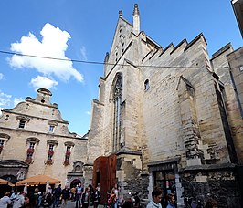 Dominicanerkerkplein in 2015. Links een kloosterrestant; rechts de westfaçade van de kerk