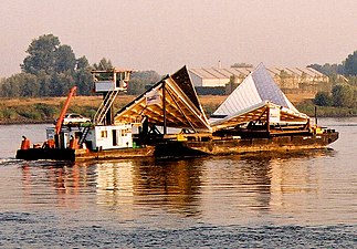 The sail roofs being transported on the Scheldt to Ledeganckkaai