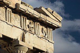 Bâtiment antique : haut des colonnes ; entablement avec métopes