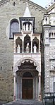 Porta dei Leoni rossi (Röda lejonens port) vid norra tvärskeppet mot Piazza Duomo. Uppfördes av Giovanni da Campione(it) 1353.