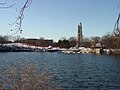 Naperville Riverwalk, Blick über den ehemaligen Steinbruch auf Glockenturm und Rotary Hill.