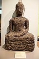 Statue de Bouddha en latérite jadis recouverte de stuc (aujourd'hui disparu) exposée au Musée national de Ramkhamhaeng