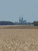 Vue de la cathédrale près de Coltainville (à 10 km).jpg