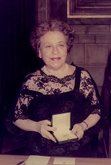 Alícia de Larrocha i de la Calle (1983).jpg