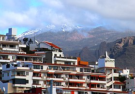 Mei op 'e foargrûn de havenstêd Los Cristianos.