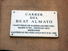 Placa amb dades biogràfiques: carrer del Beat Almató.