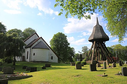 Kyrkan med klockstapel.