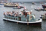 IJveer XIII op een rondvaart tijdens Sail Amsterdam 2005. Op de achtergrond IJveer XI.