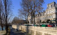 Le quai entre l'Hôtel-de-ville et la voie Georges-Pompidou en contrebas (2012).