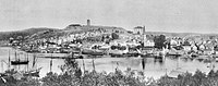 Del av panoramafoto av Tønsberg i 1908 med det gamle museet på Slottsfjellet til venstre i bildet. Foto: Riksantikvaren