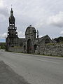 Sainte-Marie-du-Ménez-Hom : porte monumentale de l'enclos paroissial et la chapelle.