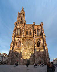 Vue en contre-plongée depuis la place