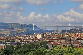 Le viaduc de Millau emprunté en voiture par les personnages.