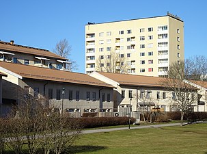 Höghuset med ny bebyggelse från 1990-talet framför. Jämför fotot från 1956.