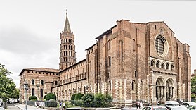 La basilique Saint-Sernin située à Toulouse, vue du parvis Jean-Paul-II.