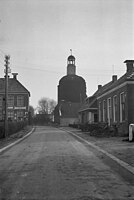 De toren in 1936, toen deze bijna volledig begroeid was met klimop.