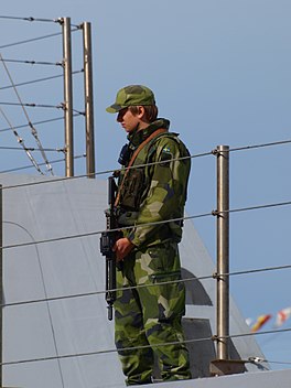 I Sverige var det först med Fältuniform 90, som en kamouflagefärgad uniform infördes.