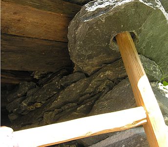 Quicio superior de piedra, para una valla en una cabaña de piedra seca