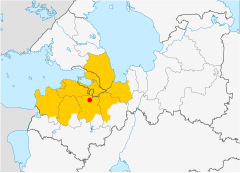 Ingermanland (gult) och dess administrativa centrum staden Gattjina (röd prick). Gränserna i grått är de nutida gränserna för Leningrad Oblast.