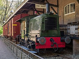 Locomotor NS 285, voor Van Gend & Loos gereserveerde 'geelbanders' en goederenloods in het Nederlands Openluchtmuseum.