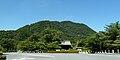 旧山口藩庁門の全景（背後は高嶺城跡）