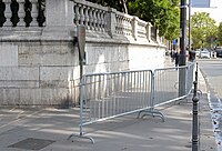 Panneau Histoire de Paris « Les feux de la Saint-Jean », à l'angle de la place et du quai de l'Hôtel-de-Ville.