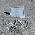 Memorialas „Žuvęs astronautas“ (Fallen Astronaut) Mėnulyje.